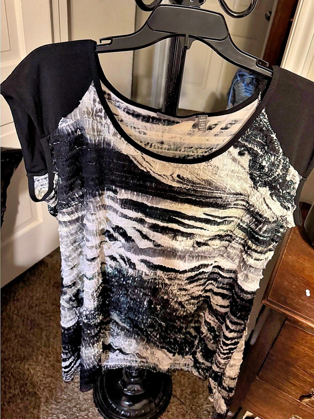 NY collection Abstract Short Sleeve Top Black & White Size 2X like new